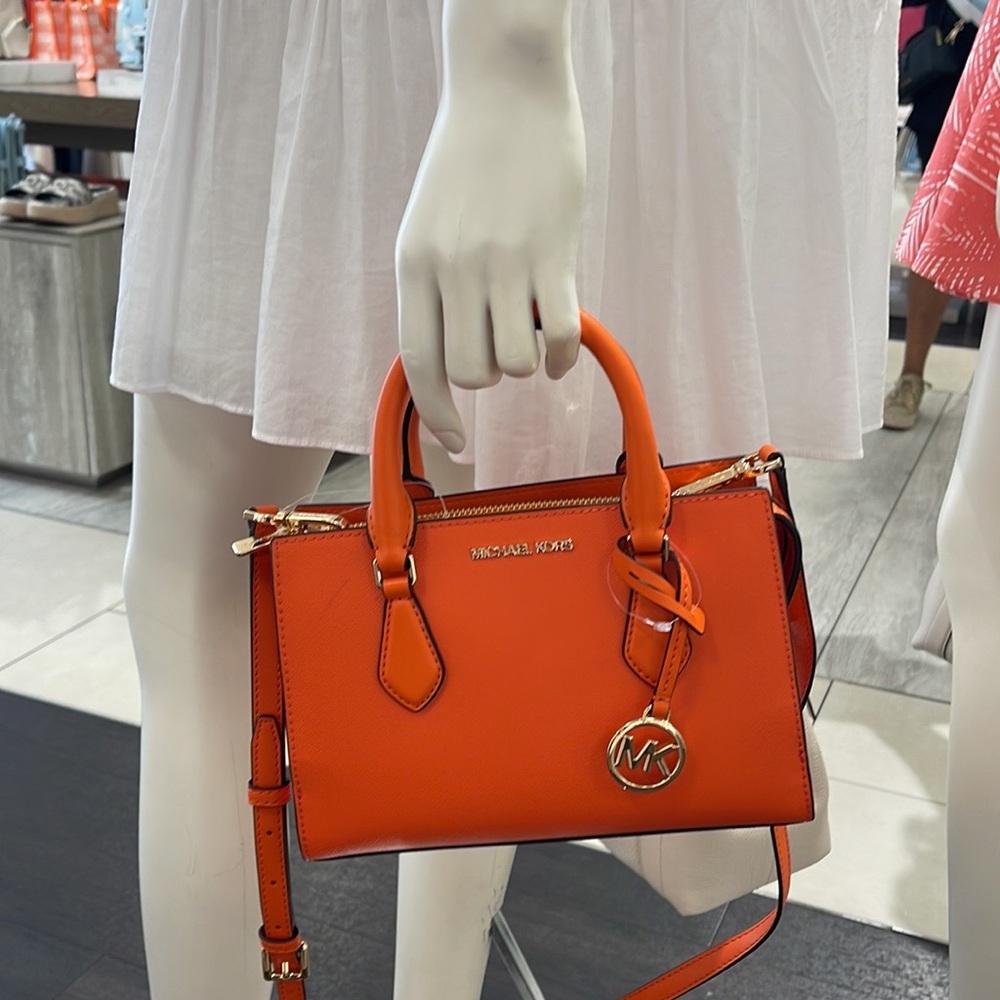 MICHAEL KORS SHEILA SMALL CENTER ZIP SATCHEL/CROSSBODY POPPY COLOR
NWT - Picture 15 of 16